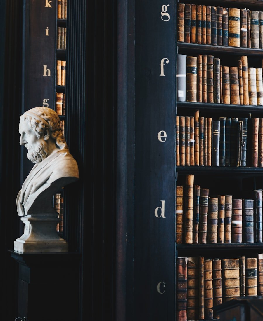 Biblioteca jurídica clássica com estantes altas, na sede do escritório conceito Almeida e Prado