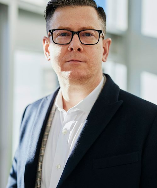 Retrato de Eduardo Almeida, profissional fictício do projeto conceito Almeida e Prado, Sócio fundador · Empresarial e Tributário