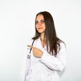 Retrato da dentista fictícia Dra. Camila Andrade, responsável pela clínica Lumen