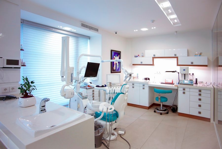 Interior claro e moderno de um consultório odontológico da clínica conceito Lumen
