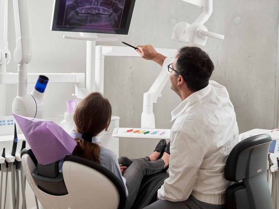 Dentista mostrando uma simulação digital do sorriso para a paciente na clínica conceito Lumen
