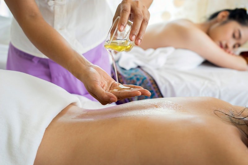 Aplicação de óleo essencial durante uma sessão de terapia holística